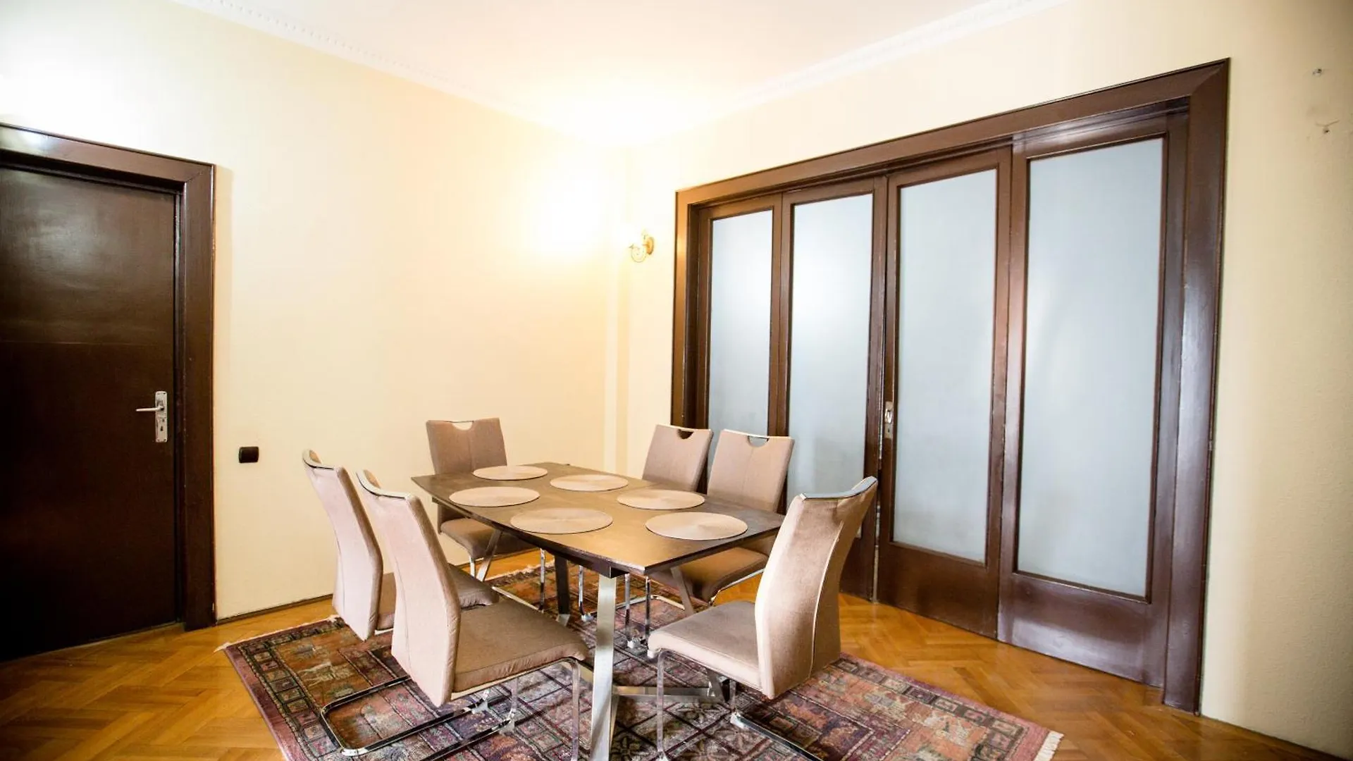 Spacious City View Apartment With Balcony Bukarest Rumænien