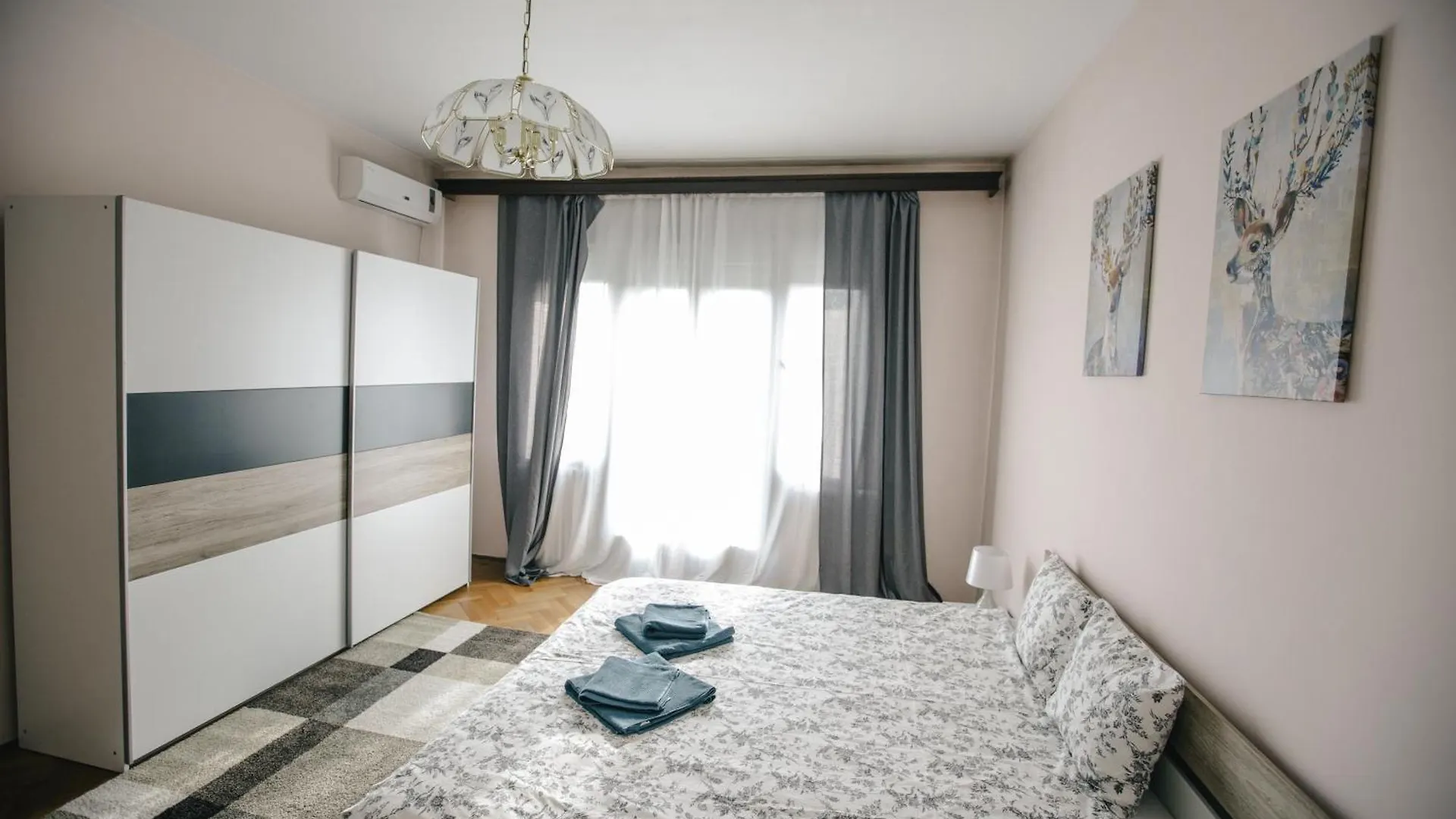 Spacious City View Apartment With Balcony ブカレスト