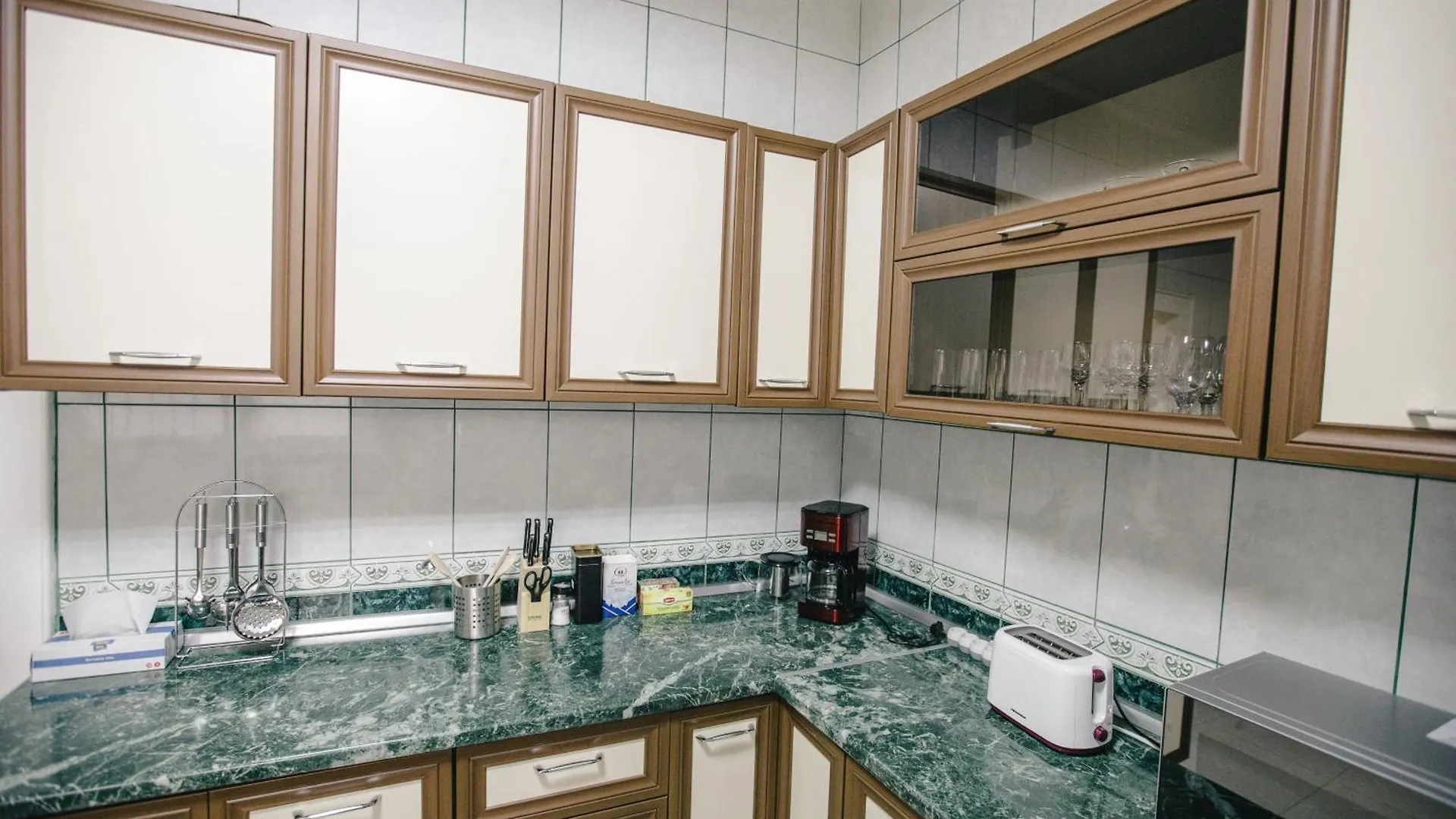 Spacious City View Apartment With Balcony Bükreş