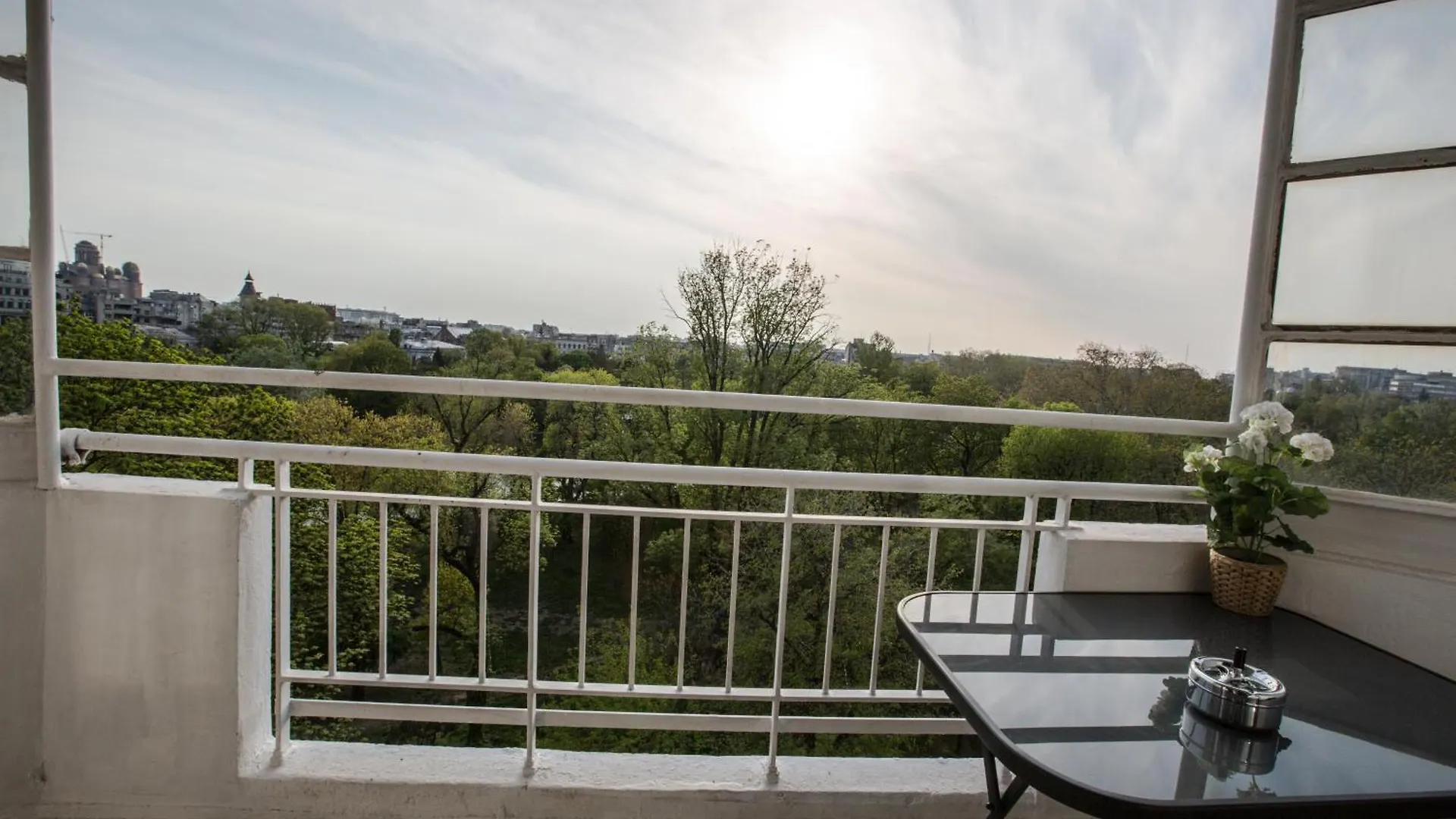 Spacious City View Apartment With Balcony Bükreş