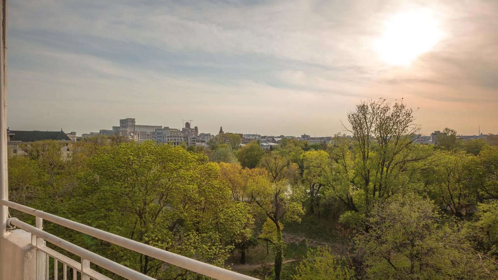 Spacious City View Apartment With Balcony ブカレスト