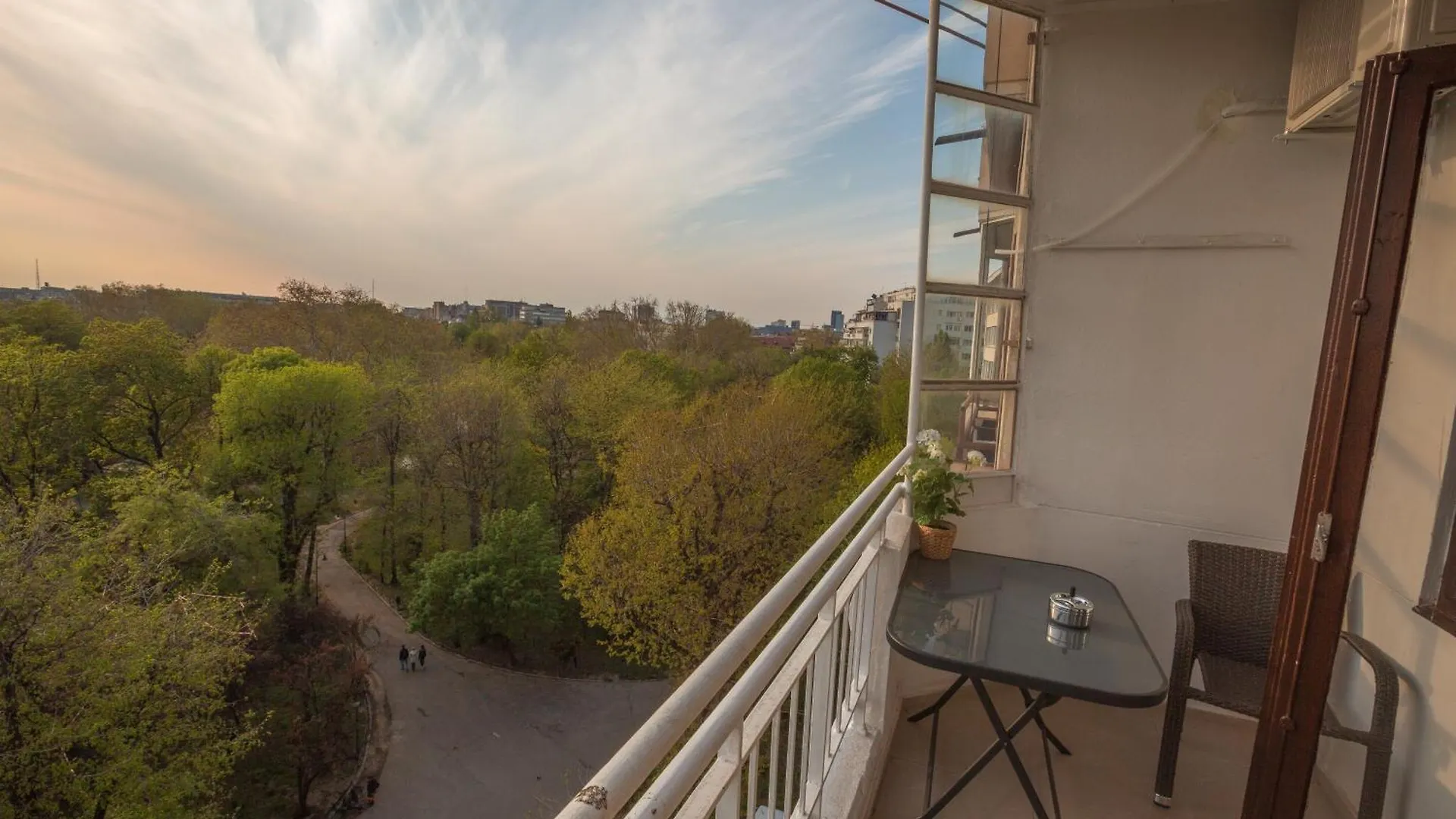 Spacious City View Apartment With Balcony 布加勒斯特